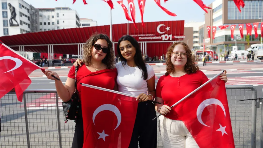 Fatihte Bayrağını Kapan Yollara Döküldü